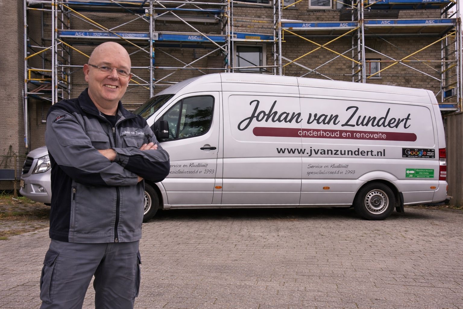 Johan van Zundert naast zijn bedrijfsbus op werklocatie